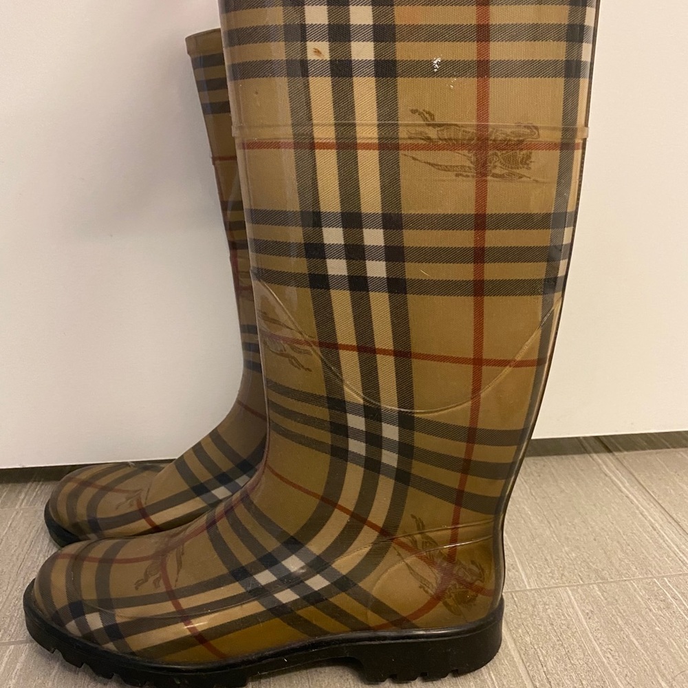 Burberry Rainboots size 8 Women’s